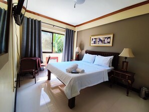Deluxe Double Room | Desk, rollaway beds, bed sheets - Spring Plaza Hotel (Dasmarinas)