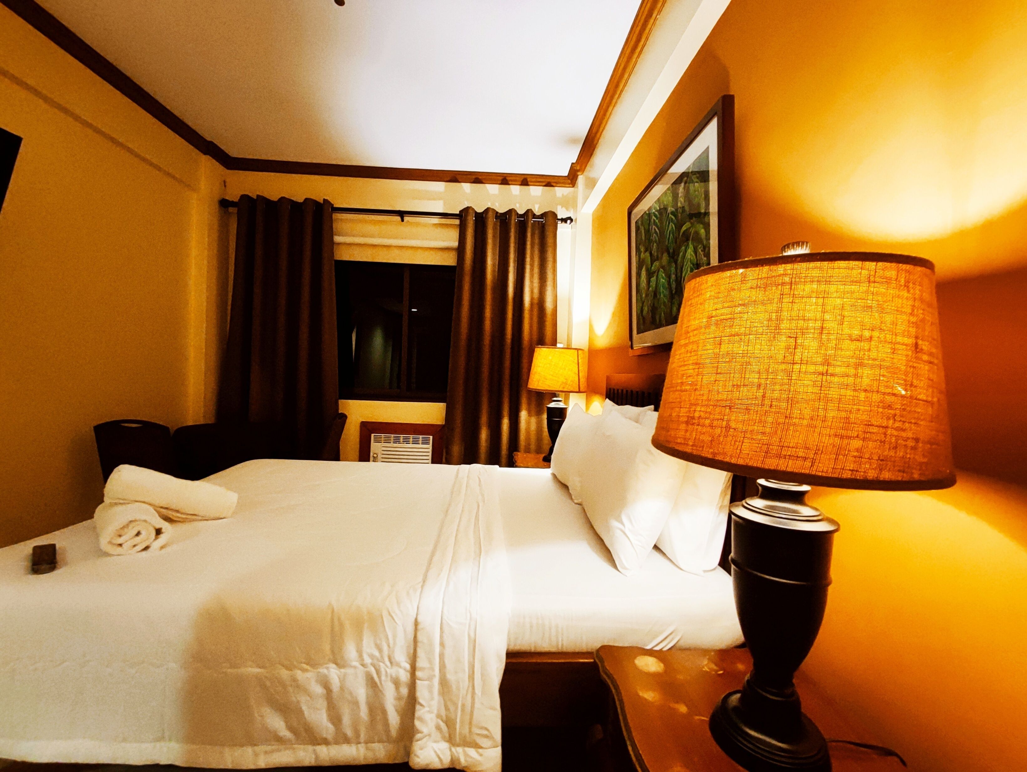 deluxe double room | desk, rollaway beds, bed sheets