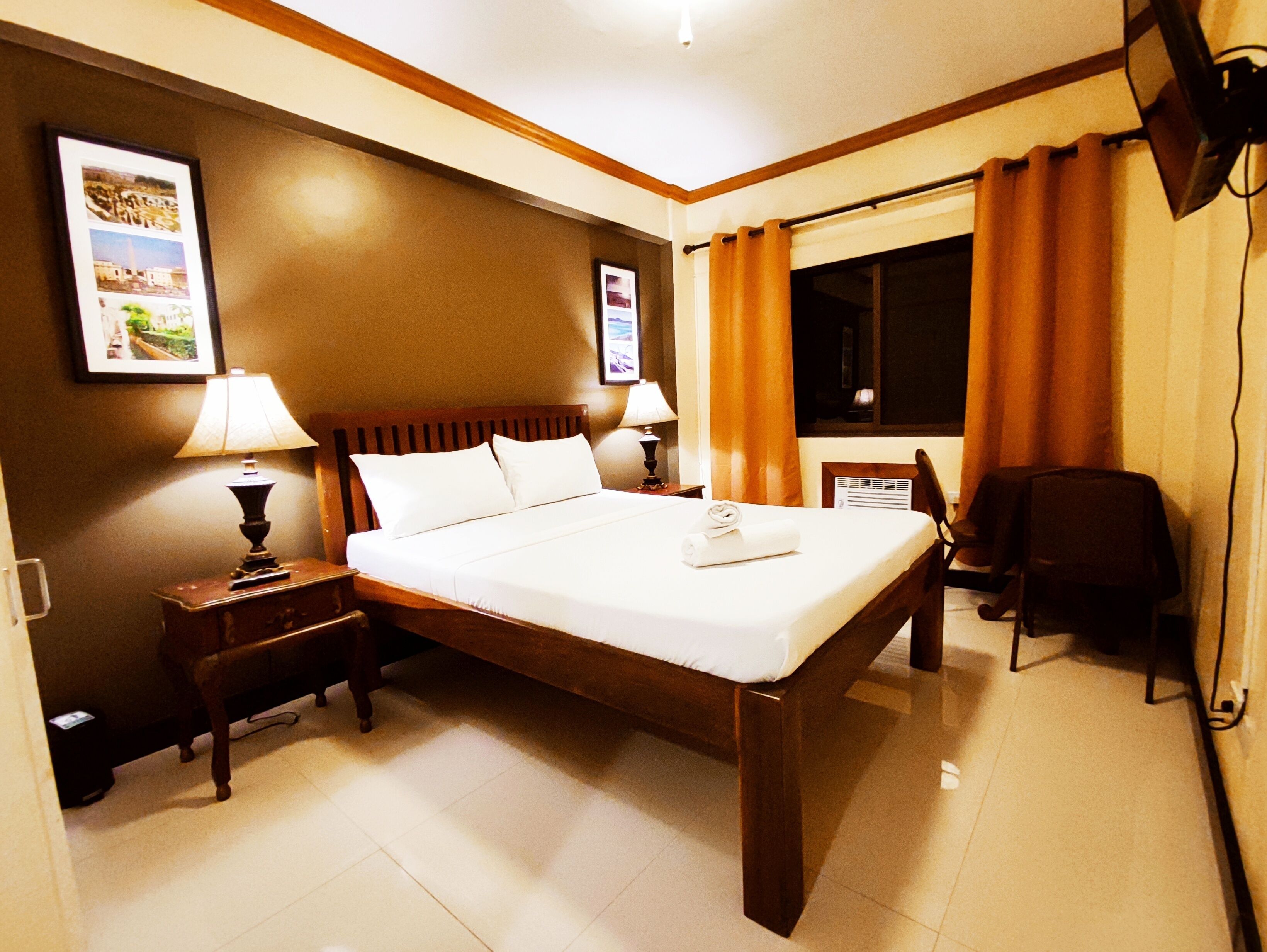 standard room | desk, rollaway beds, bed sheets