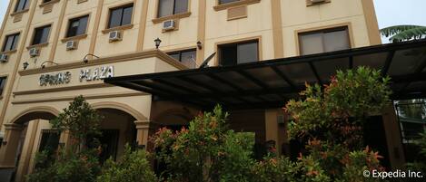 Vista frontal de la propiedad