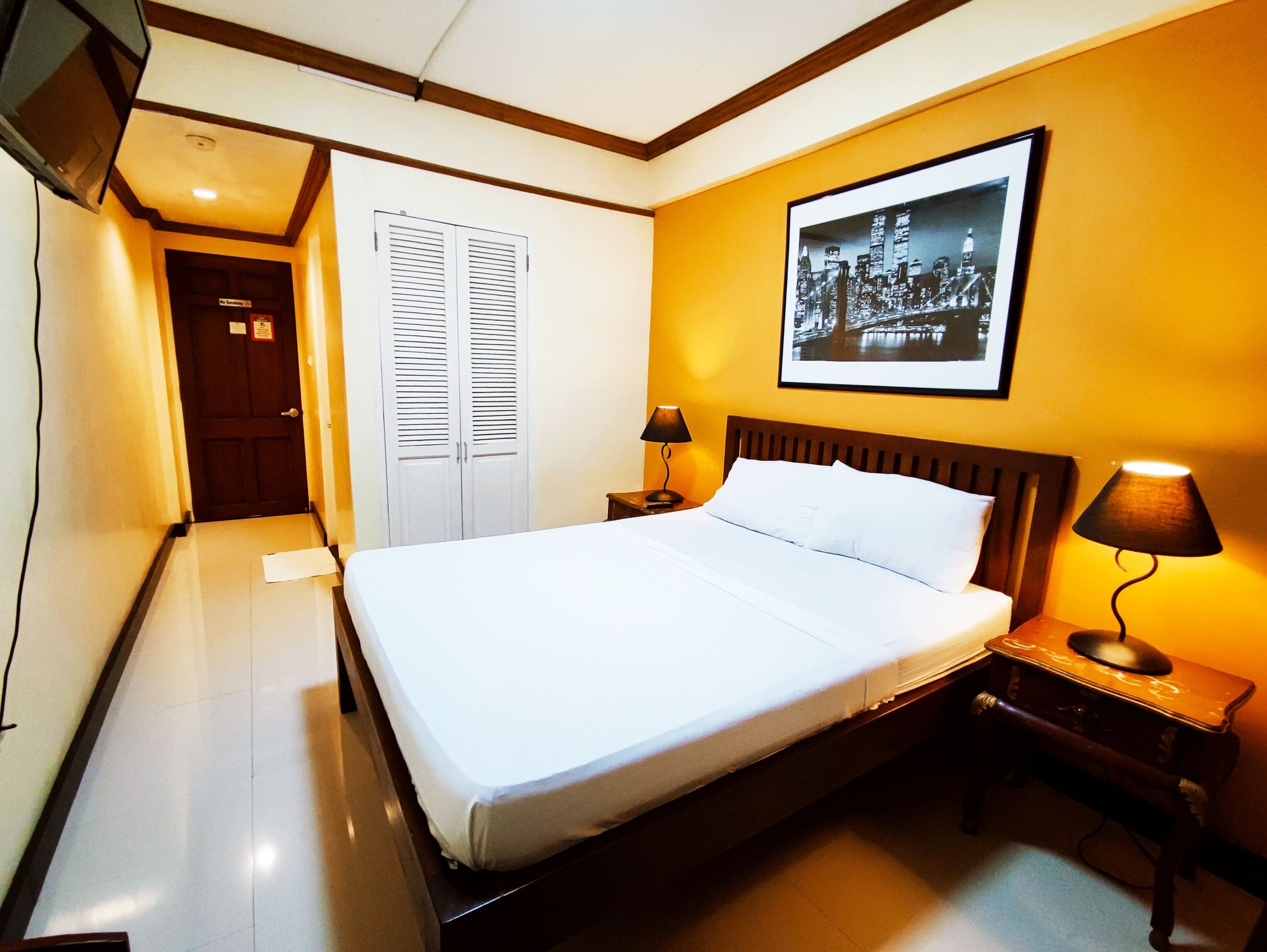 standard room | desk, rollaway beds, bed sheets