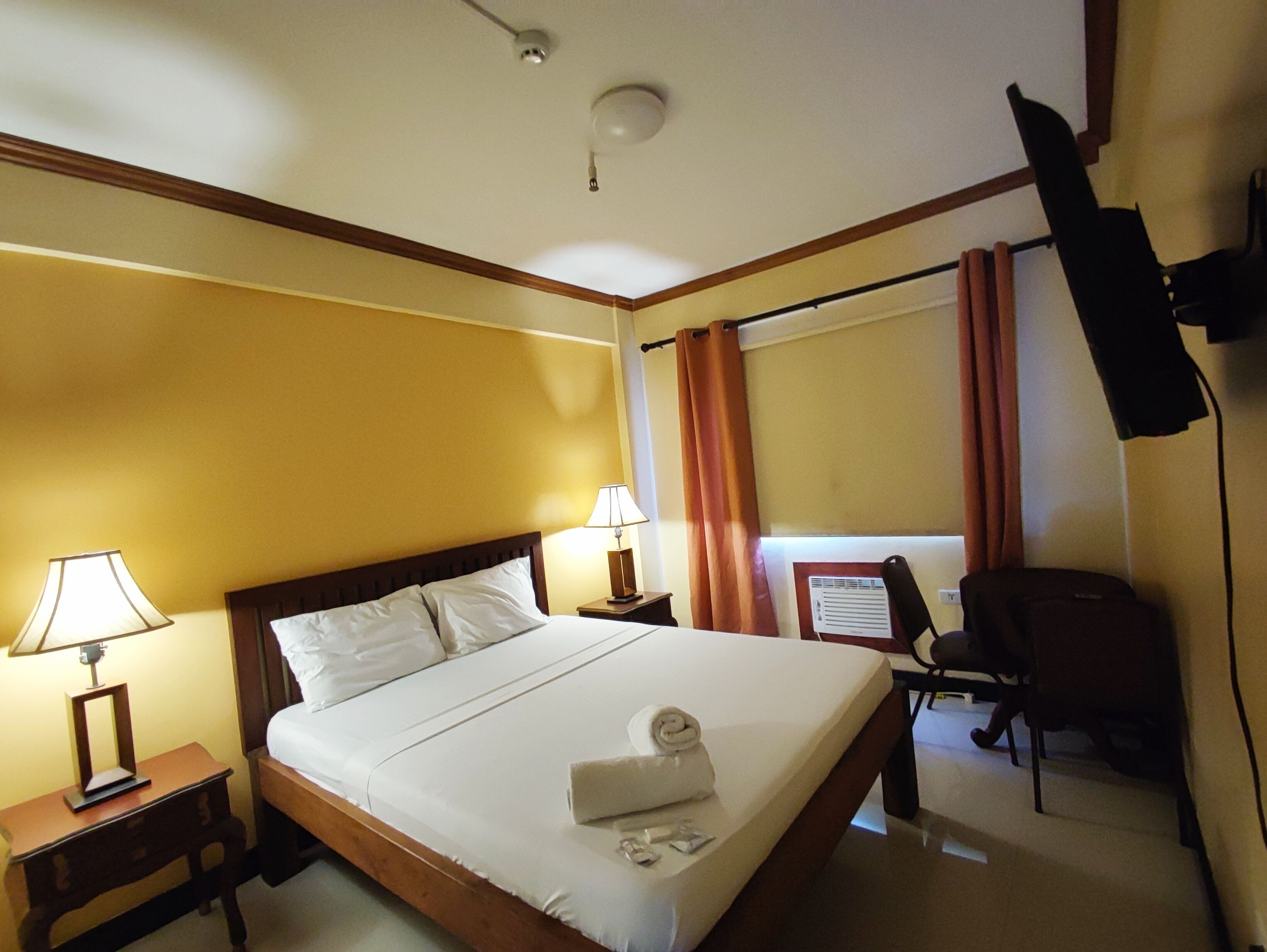 standard room | desk, rollaway beds, bed sheets