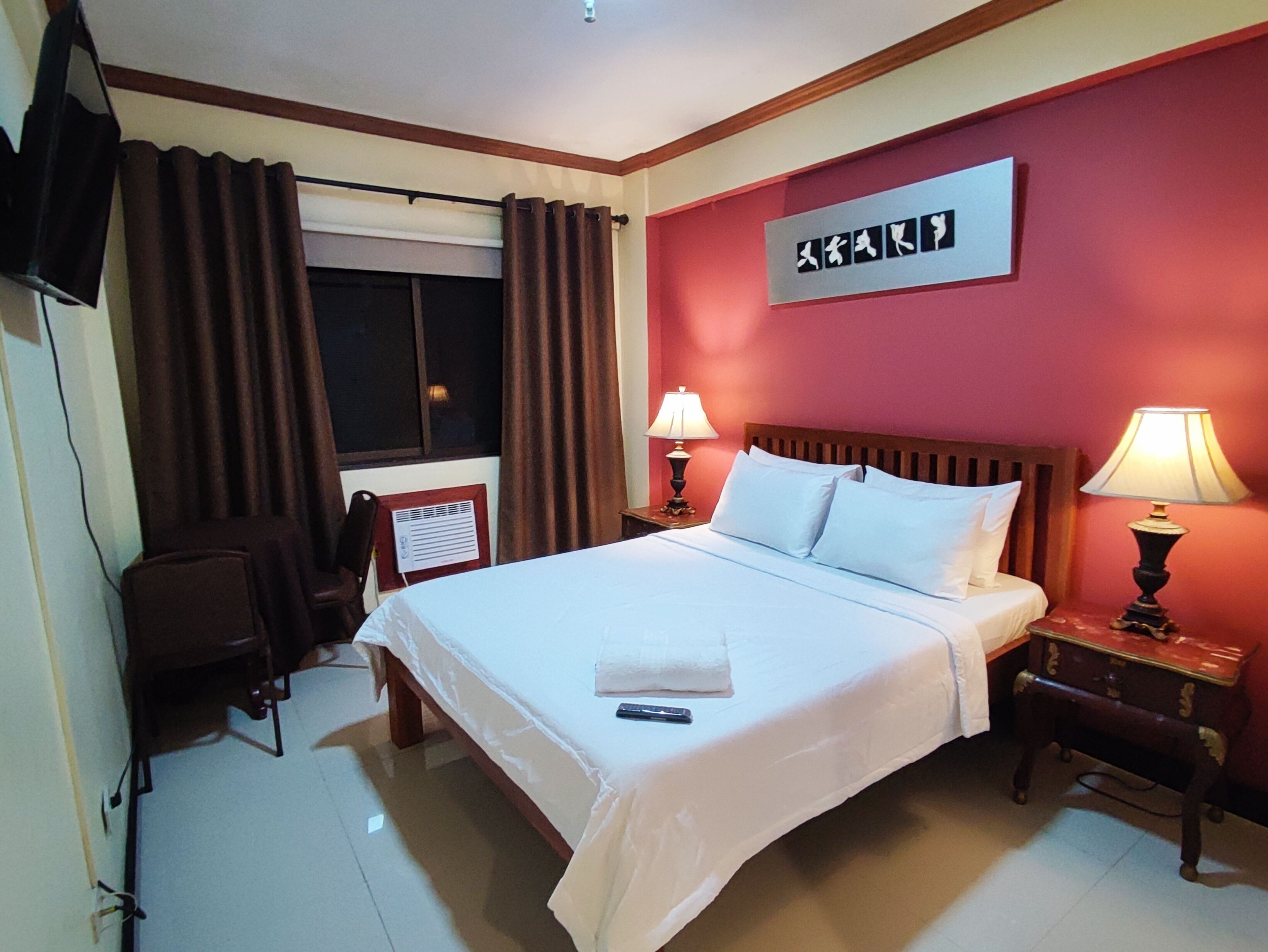 deluxe double room | desk, rollaway beds, bed sheets