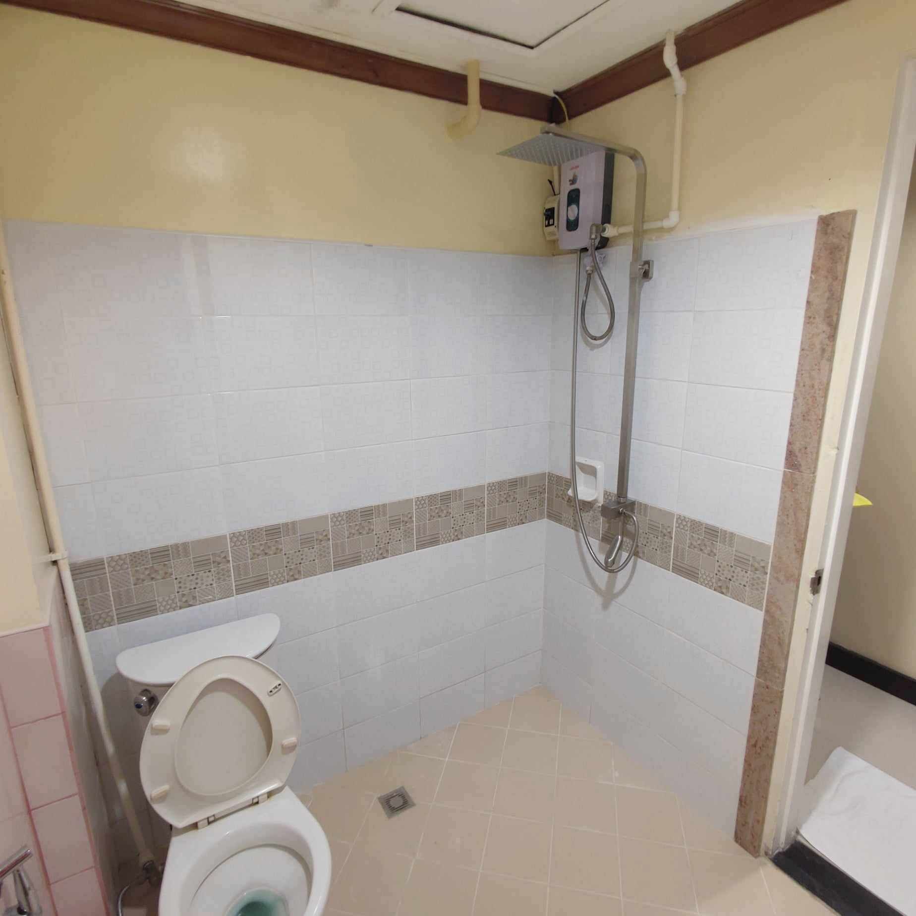 deluxe double room | bathroom | shower, free toiletries, bidet, towels