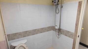 Deluxe dubbelrum | Badrum | Dusch, gratis toalettartiklar, bidé och handdukar