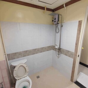 Deluxe Double Room | Bathroom | Shower, free toiletries, bidet, towels - Spring Plaza Hotel (Dasmarinas)