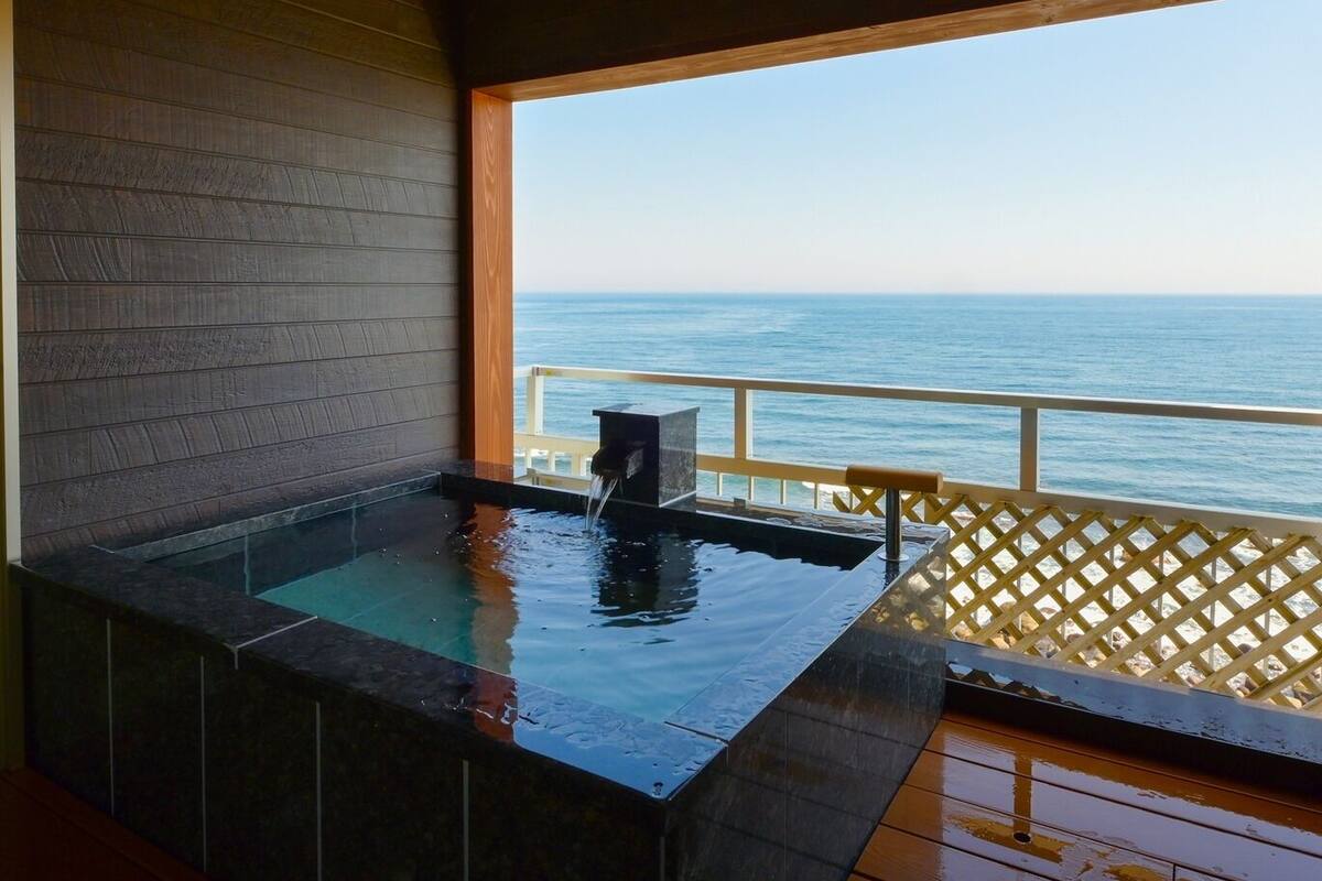 A hot tub with a view of the ocean.