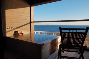 传统四人房 | 客房内保险箱、遮光窗帘、免费 WiFi、床单