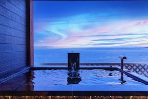 Junior Room | Bathroom | Bathtub, spring water tub, free toiletries, hair dryer