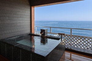 Habitación cuádruple tradicional | Baño | Bañera, bañera de agua termal y artículos de higiene personal gratuitos