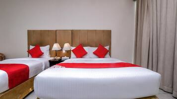 Een kluis op de kamer, een bureau, een strijkplank/strijkijzer