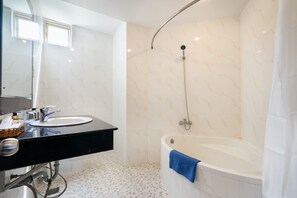 Dobbeltrom – deluxe, byutsikt | Bad | Toalettartikler (inkludert), hårføner, tøfler og håndklær