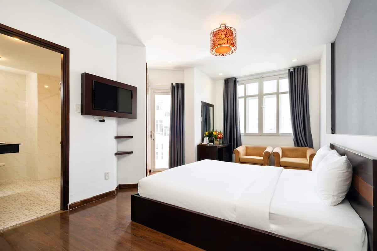 Deluxe Double Room, City View | 1 bedroom, minibar, in-room safe, desk