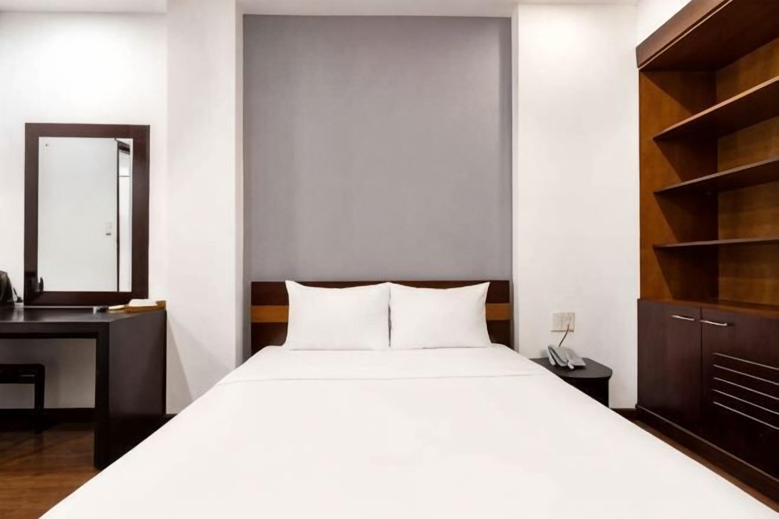 Minibar, brankas, meja kerja, dan tirai kedap cahaya