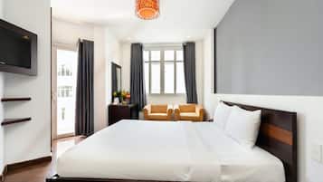 Habitación Deluxe doble, vistas a la ciudad | Minibar, caja fuerte, escritorio y cortinas opacas