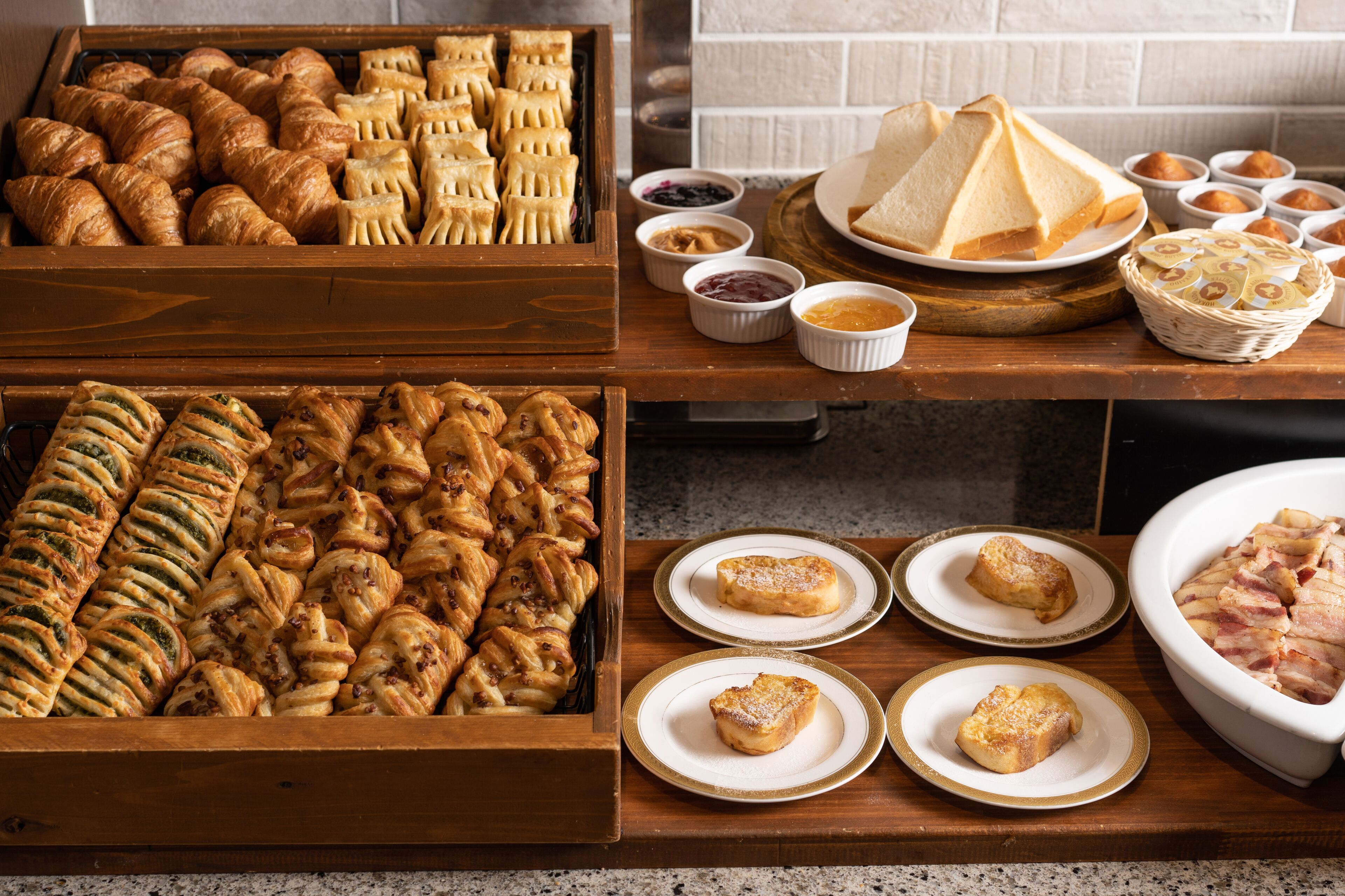 daily buffet breakfast (jpy 2500 per person)