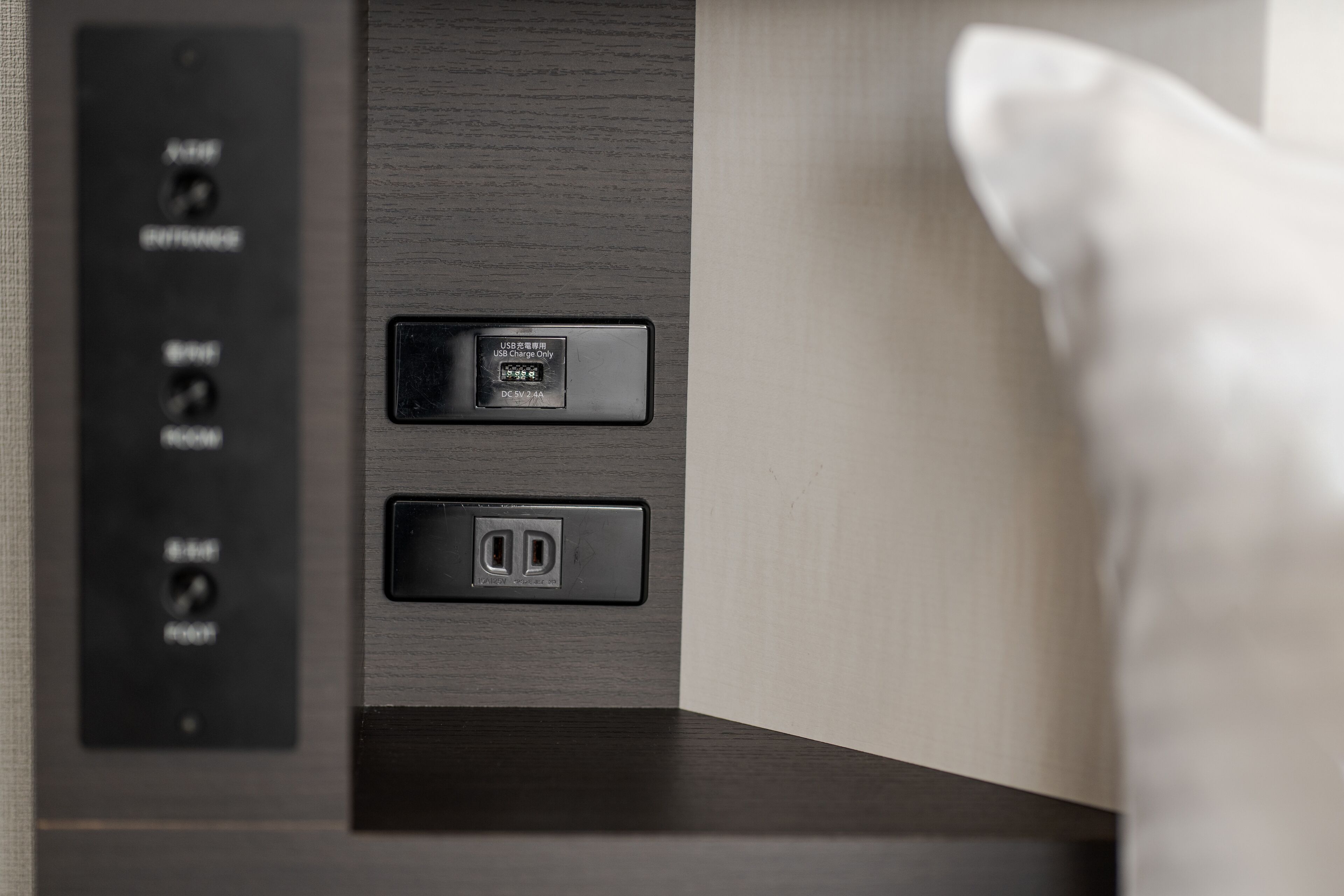 Un panel de control con puertos de carga USB y un enchufe de corriente.