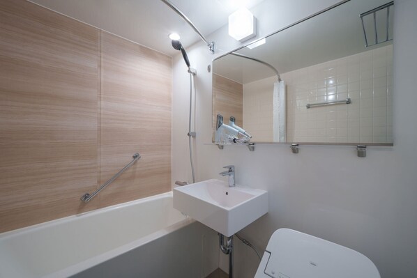 Un baño moderno con bañera, lavamanos e inodoro.