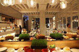 2 restaurants, breakfast, lunch, dinner served; Thai cuisine 