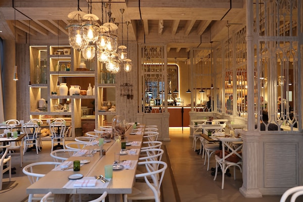 2 restaurants, serveren ontbijt, lunch, diner, Thaise gerechten