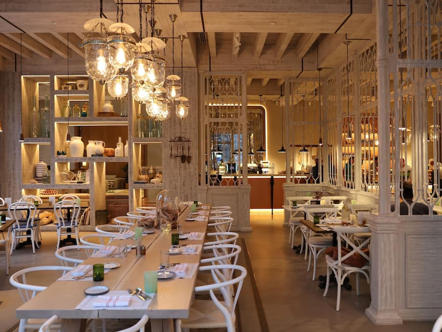 2 restaurants, serveren ontbijt, lunch, diner, Thaise gerechten