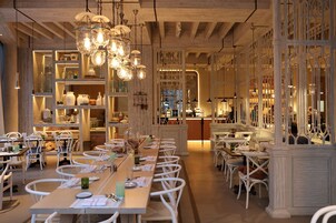 2 restaurants, breakfast, lunch, dinner served; Thai cuisine 