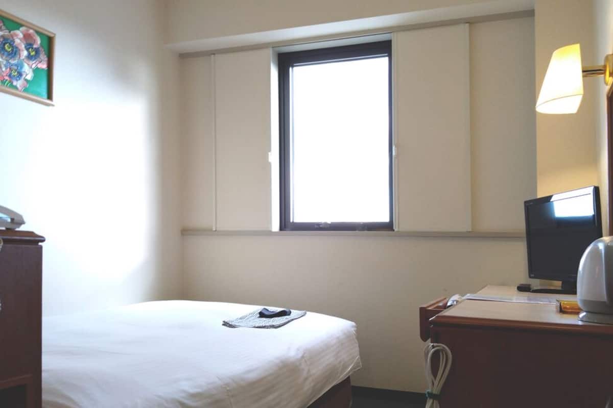 办公桌、免费 WiFi、床单