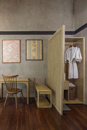 Frigobar, cofres nos quartos, escrivaninha, cortinas blackout