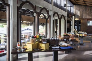 Se ofrece un desayuno bufé (380 THB por persona)