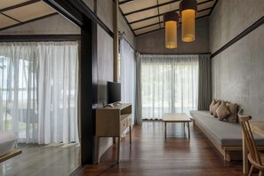 Frigobar, cofres nos quartos, escrivaninha, cortinas blackout