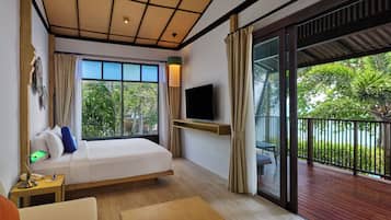 Deluxe Double Room with Sea View | Minibar, in-room safe, desk, blackout drapes
