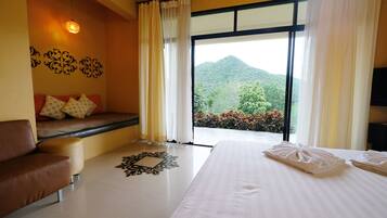 Free minibar, individually decorated, individually furnished, desk