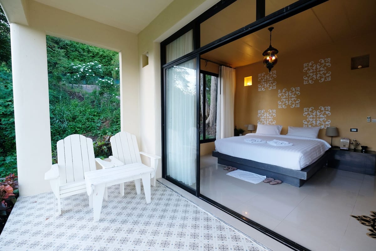 superior double room | free minibar, individually decorated, individually furnished, desk