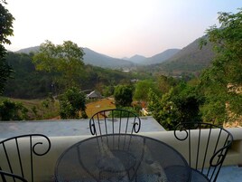 ๋๋ญ์ค ๋๋ธ๋ฃธ | ํ
๋ผ์ค/ํํฐ์ค