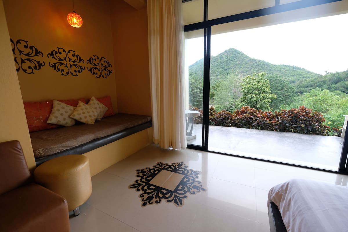 superior double room | free minibar, individually decorated, individually furnished, desk