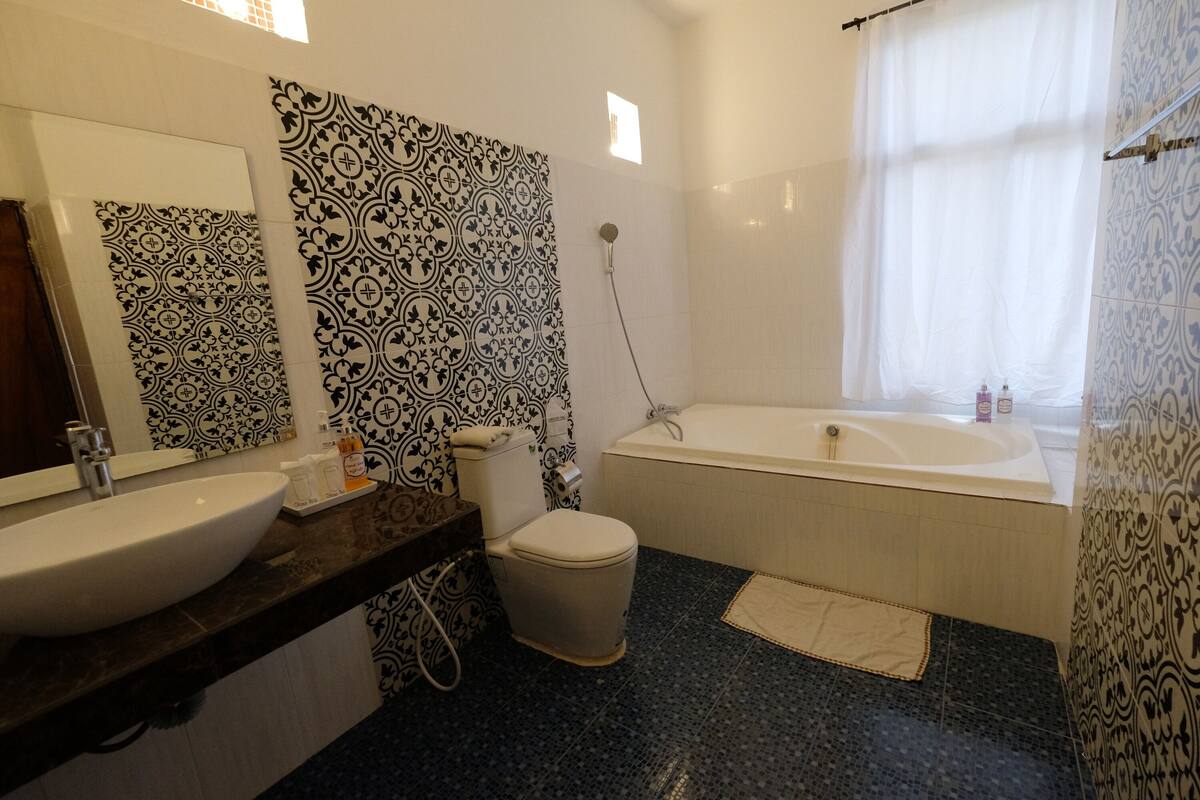 deluxe double room | bathroom | free toiletries, hair dryer, slippers, towels