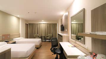 尊贵客房 | 高档床上用品、客房内保险箱、办公桌、免费高速有线上网