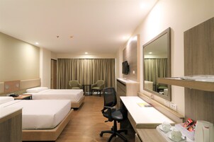 Quarto premier | Roupas de cama premium, cofres nos quartos, escrivaninha