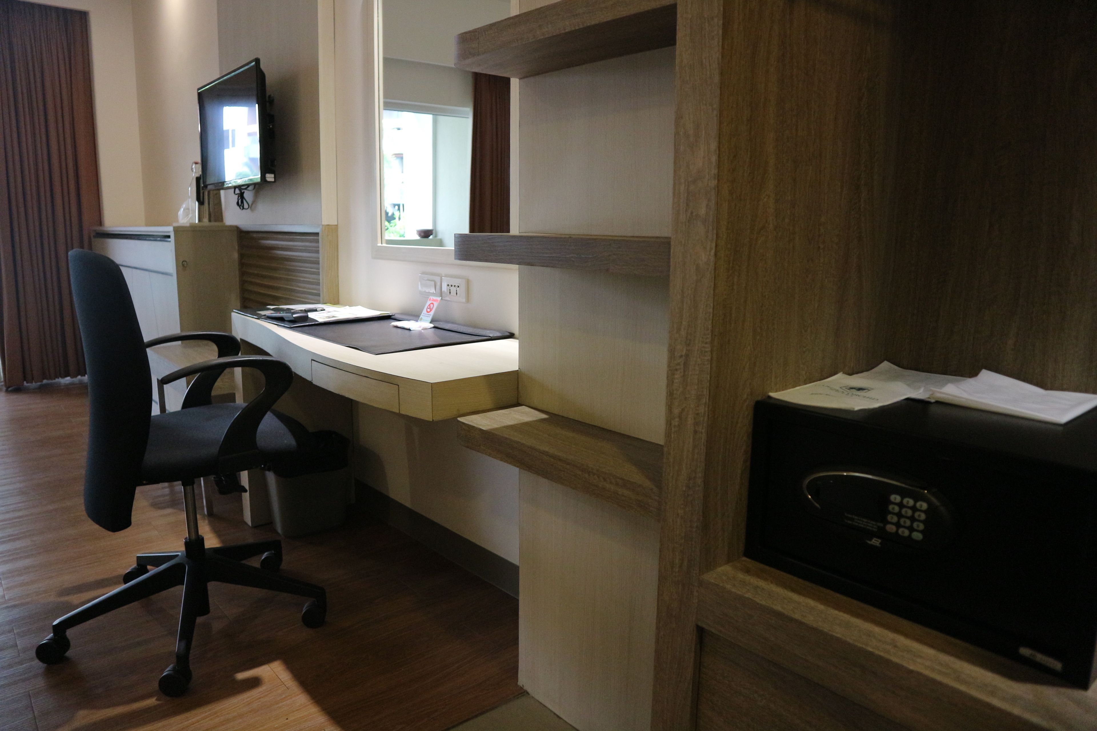 deluxe room, 1 king bed | premium bedding, in-room safe, desk, free wired internet