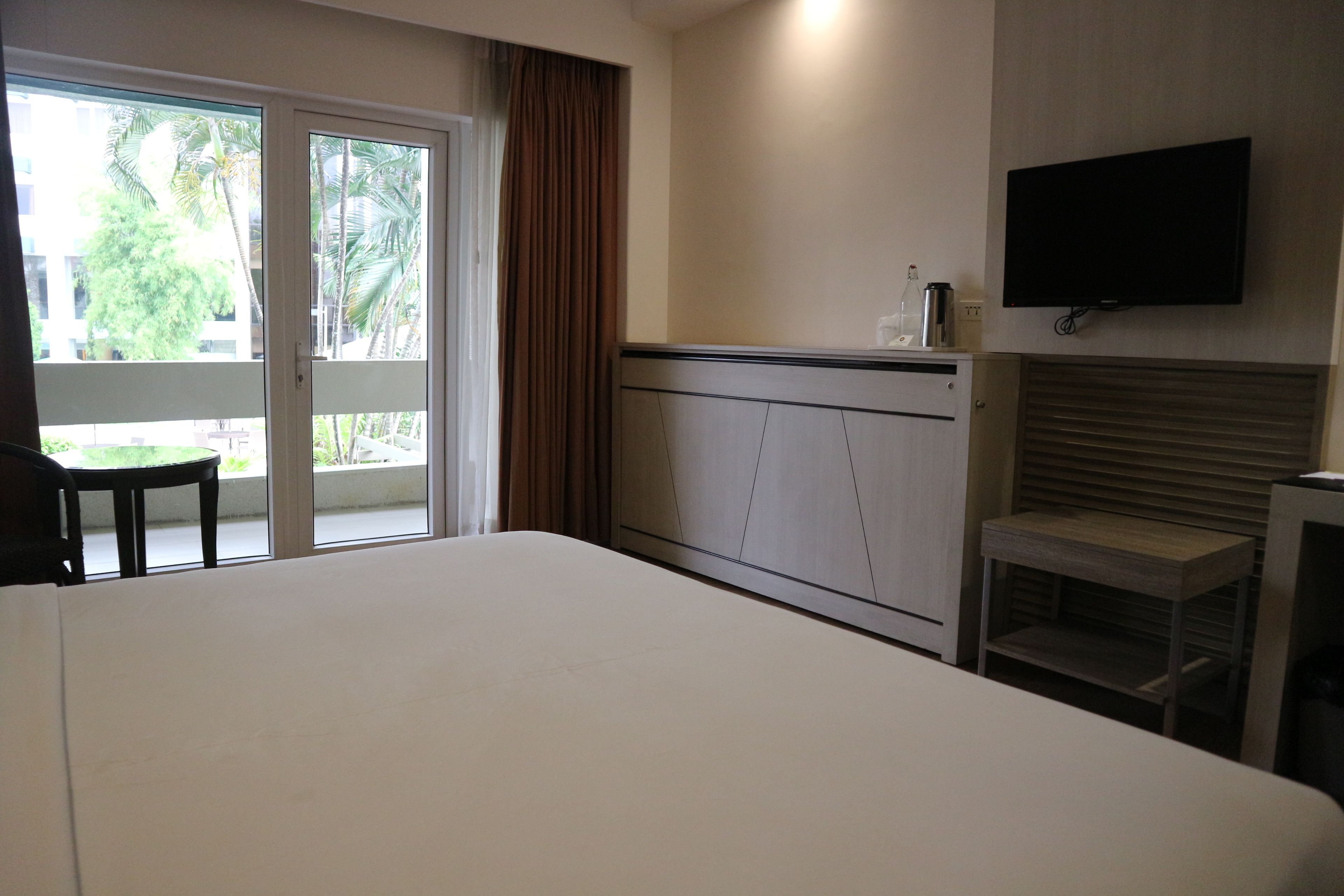 deluxe room, 1 king bed | premium bedding, in-room safe, desk, free wired internet