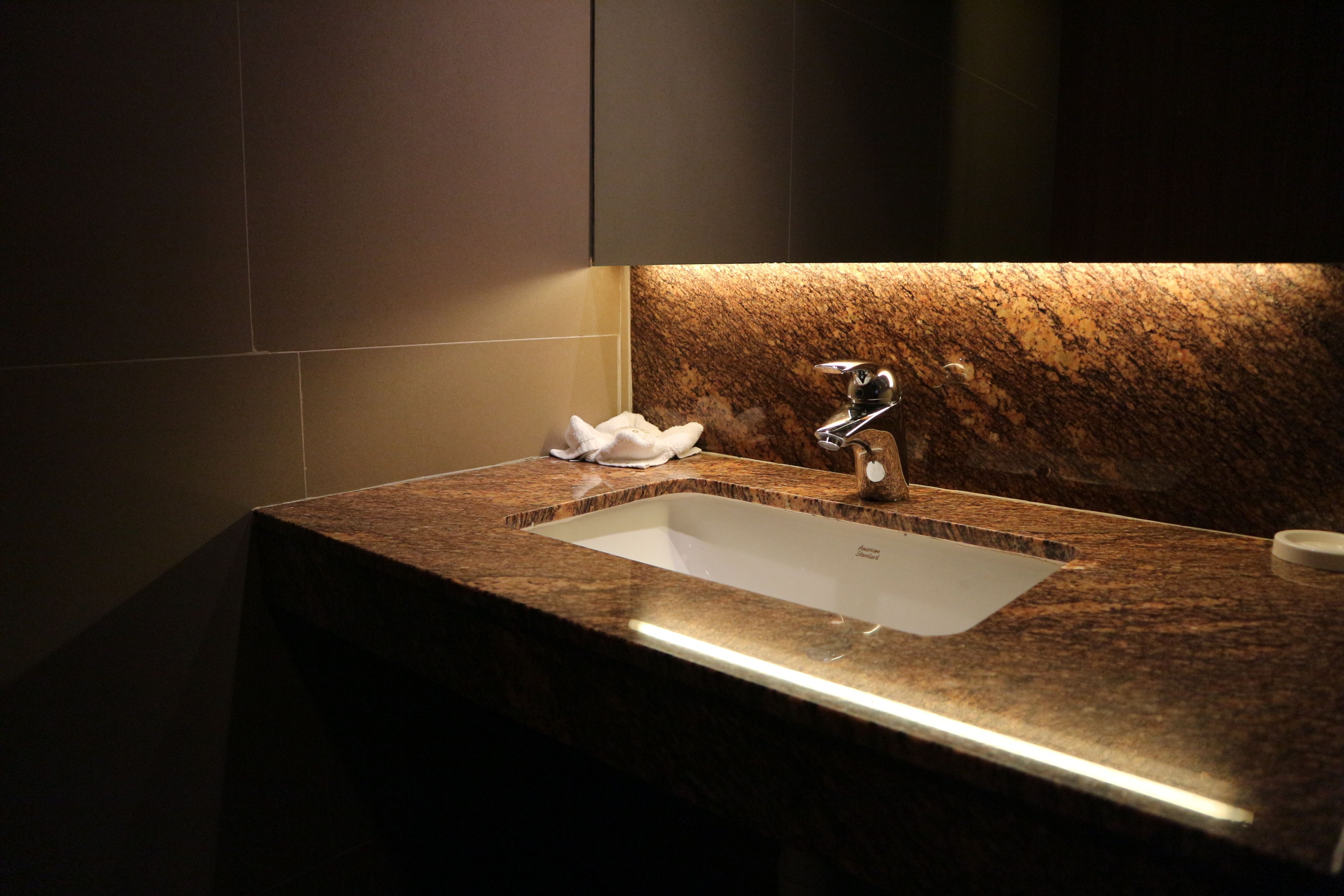 junior suite | bathroom | free toiletries, bidet, towels