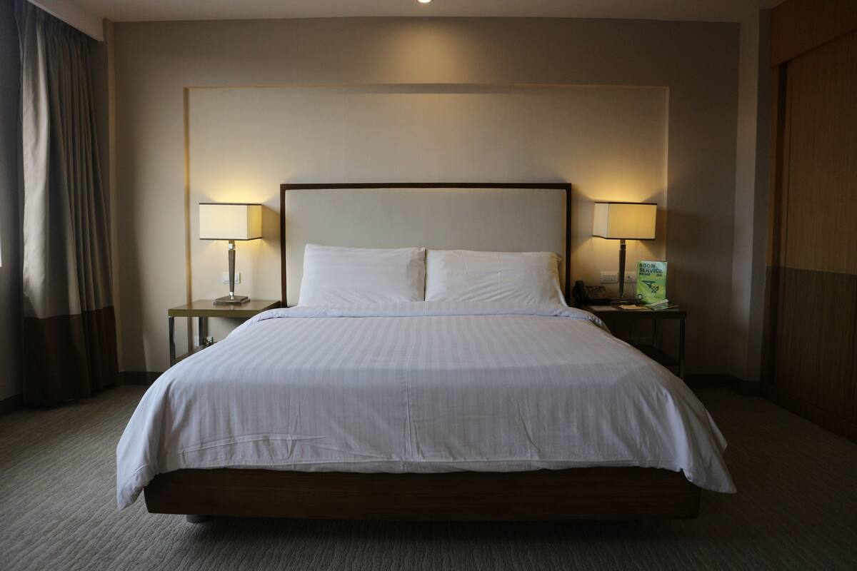 Suite (Bridal) | Luxe beddengoed, een kluis op de kamer, een bureau