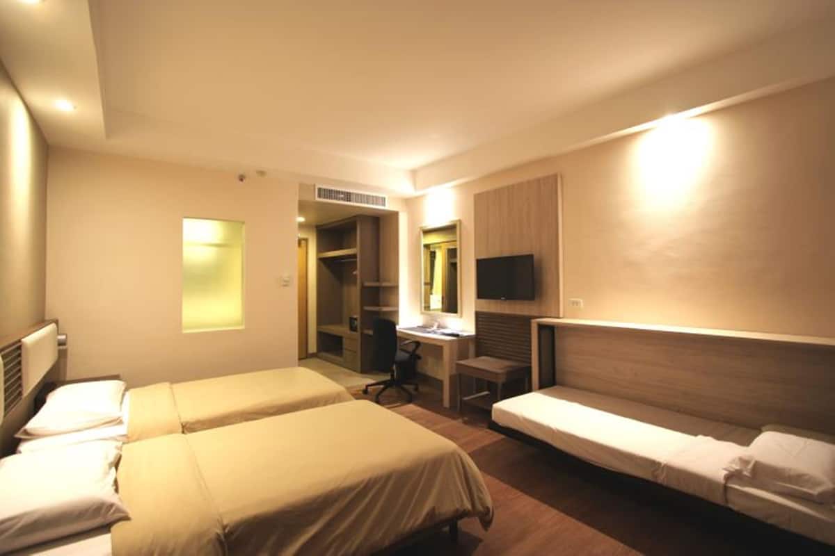 Superior Room | Premium bedding, in-room safe, desk, free wired Internet