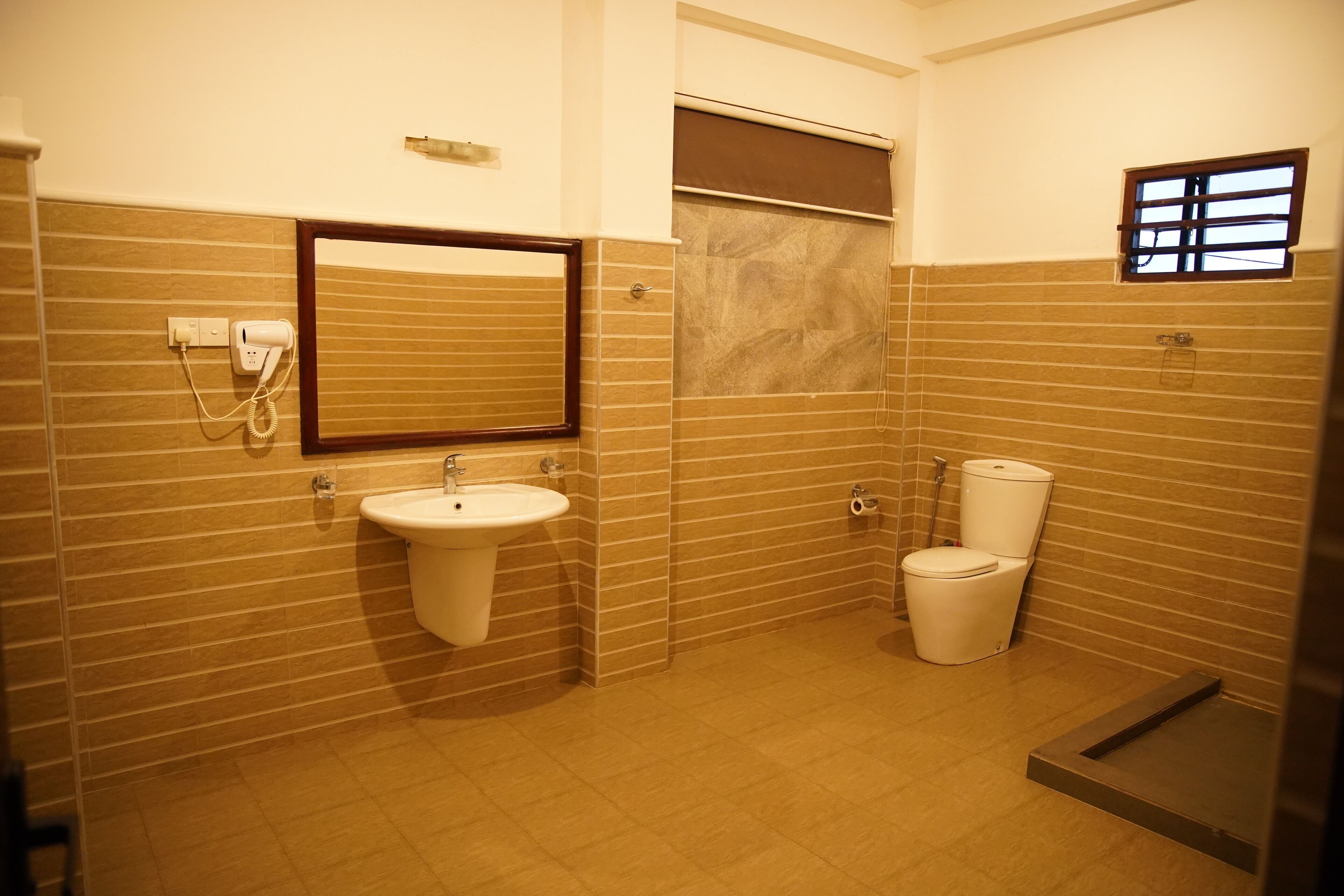 Un bagno con lavandino, WC e doccia.
