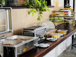 Breakfast, lunch, dinner served; local and international cuisine
