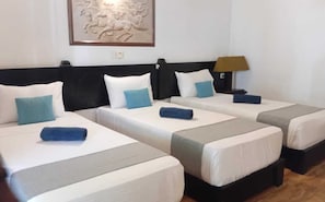 Deluxe-Dreibettzimmer, Mehrere Betten, Gartenblick | 1 Schlafzimmer, Minibar, Zimmersafe, Bügeleisen/Bügelbrett