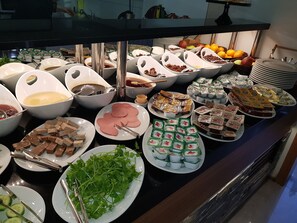 朝食 (ビュッフェ)、毎日提供 (無料)