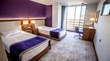 Minibar, escritorio, insonorización y tabla de planchar con plancha