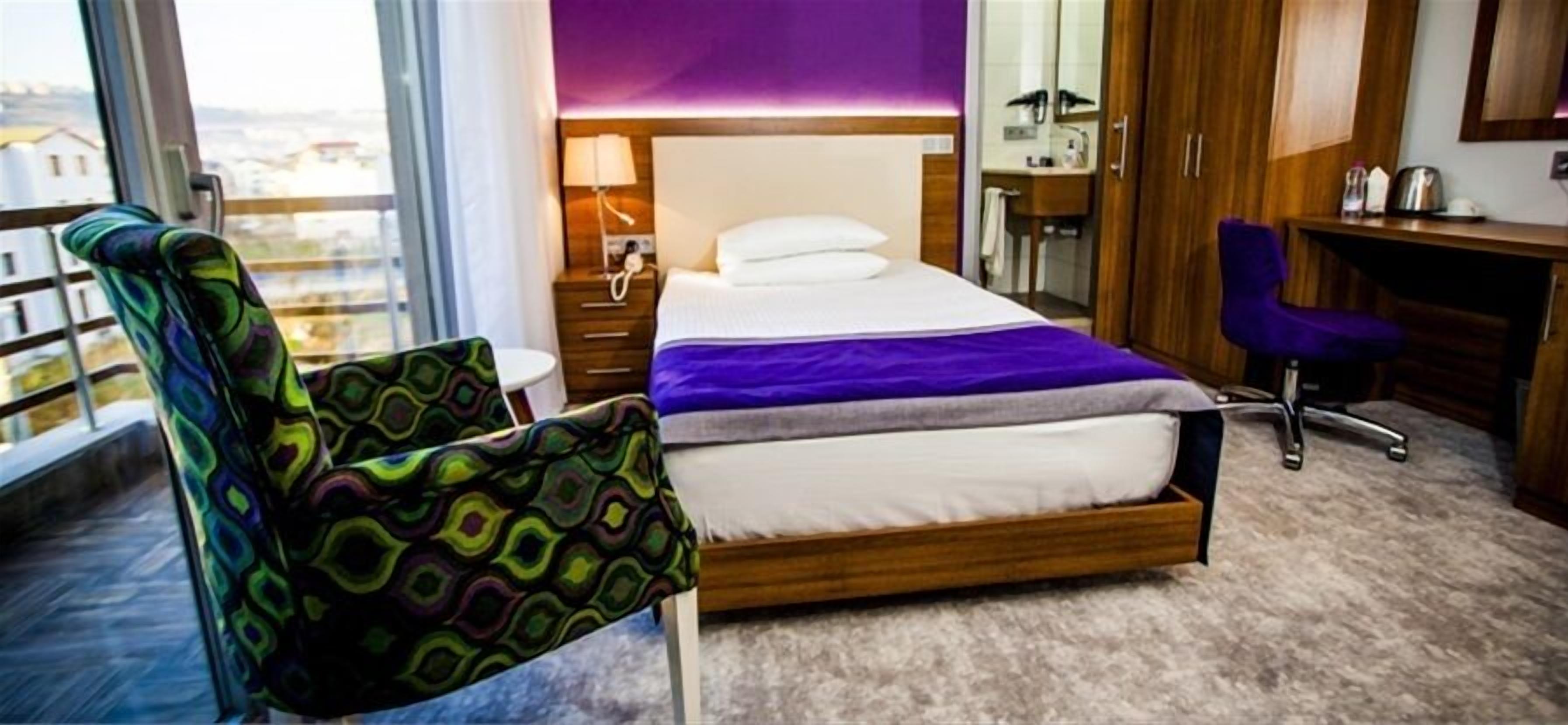 minibar, desk, soundproofing, iron/ironing board