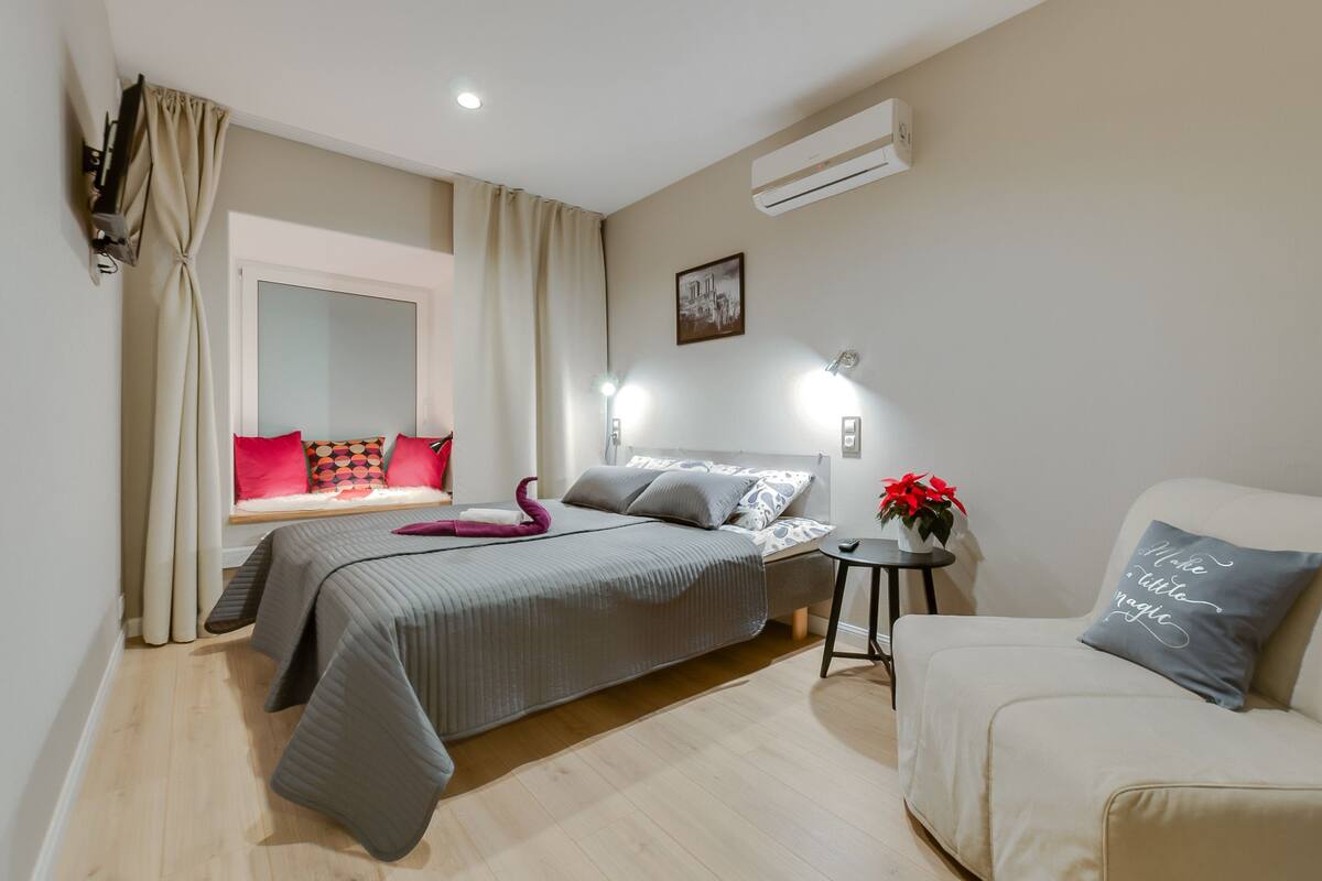 Habitación triple Deluxe, cocineta | Ropa de cama de alta calidad, escritorio y insonorización